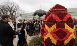 乌克兰用7500朵玫瑰制成巨型复活节彩蛋