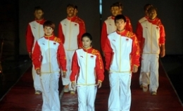 伦敦奥运会中国体育代表团领奖服在京发布(组图)