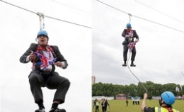 伦敦市长玩飞索庆祝首金 遇故障被悬半空中