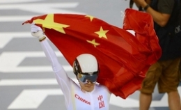 自行车女子团体竞速：中国队被判犯规获银牌(组图)