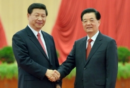 国家主席胡锦涛和中共中央总书记、军委主席习近平亲切握手