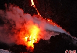 美国夏威夷火山熔岩奔流入海 场面壮观
