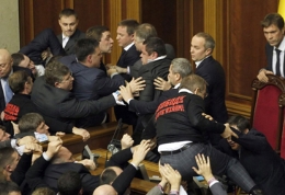 乌克兰议会就职仪式“闹翻天” 场内动手场外上演拆卸大戏