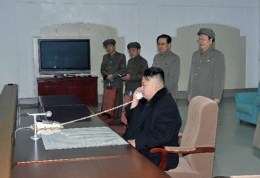 朝最高领导人金正恩亲临现场指挥卫星发射