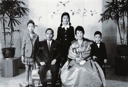 朴槿惠 第一家庭走出来的女总统