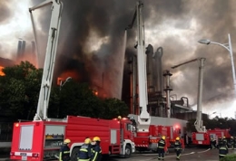 温州一皮革厂突发大火 目前已被控制