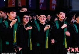 “中国式学位服”亮相美院毕业典礼