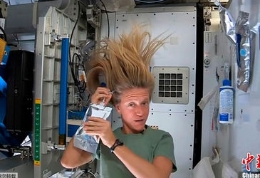 NASA女航天员演示太空洗头