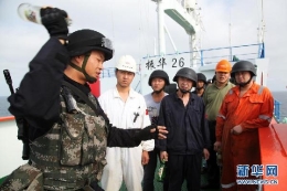 中国海军护航编队指导被护商船进行反海盗演练