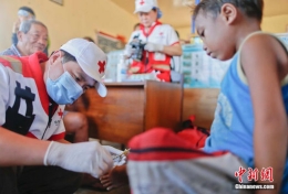 中国红十字国际救援队医疗救助深入菲律宾村落