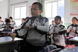 河北小学生练习“防霾”武术健身操