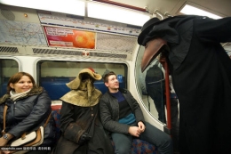 “鸟嘴医生”“入侵”伦敦地铁 再现中世纪欧洲黑暗历史