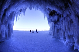 美严寒致湖岸洞穴变绝美冰雕世界