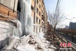 北京居民楼挂“冰瀑” 引路人围观