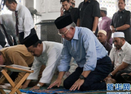 马来西亚总理为失联航班乘客祈祷（高清组图）