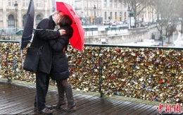 70万把“爱情锁”致巴黎古桥不堪重负恐被压垮