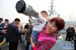 “海上合作—2014”多国联合演习中外军舰向民众开放