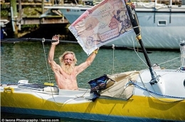 波兰67岁老人划皮划艇成功穿越大西洋