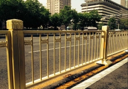 北京长安街换上金色护栏 抗撞击程度增强