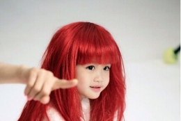 钟丽缇小女儿美貌动人 带火红假发变美人鱼