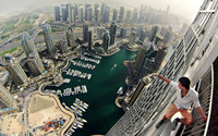 眩晕你的神经 极限摄影师徒手攀迪拜高楼俯拍图