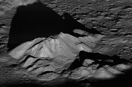 NASA公布月球表面5张最好照片