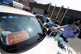 北京警方高考服务车 考生可随时招停