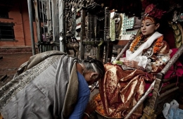 脚不沾地的尼泊尔“活女神”