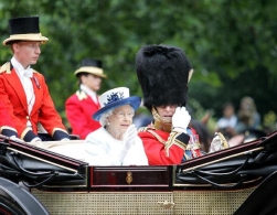 英女王生日庆典在伦敦举行