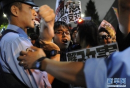 万名日本民众包围安倍官邸抗议示威