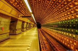 摄影师独特角度呈现各国地铁站艺术气息浓郁