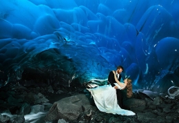 冰洞里的婚纱照