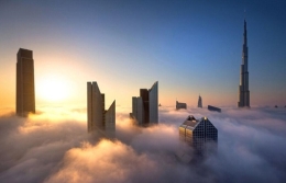 美摄影师拍摄迪拜摩天大楼云雾中“漂浮”