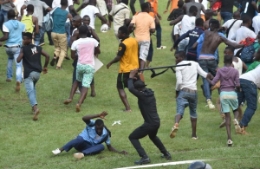 非洲球迷闹场警察动短棍