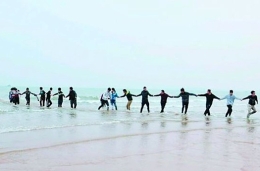 秦皇岛18名大学生手挽手冲进大海救出女子