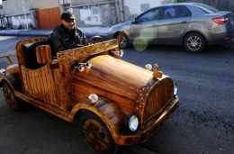 沈阳老木匠打造木质电动轿车