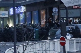 法国警方在巴黎东郊人质劫持案现场击毙劫持者