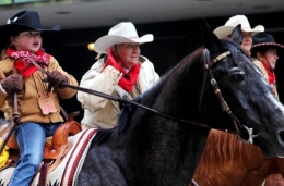 休斯敦盛装游行揭开世界最大牛仔节序幕