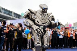 超级机器人Titan登陆中国能说会道会卖萌