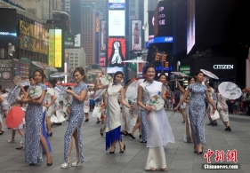 “遇见中国”---时代广场上演中国旗袍快闪秀