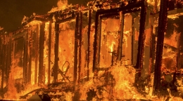 美国加州山火肆虐 吞噬3.2万英亩土地
