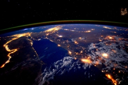 宇航员拍摄尼罗河夜景 绚烂“流金”照亮大地