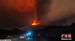 意大利埃特纳火山持续喷发 火山灰直冲云霄