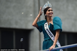 菲律宾：环球小姐冠军归国游行受支持者狂热追捧