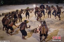 里约奥运会火炬传递 巴西原住民手举火炬举行特色仪式