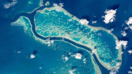 太空俯瞰大堡礁珊瑚群 海水色泽深浅变幻