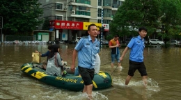 南京强降雨汽车被淹 居民被迫靠橡皮艇出行