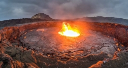 埃塞俄比亚百年火山湖喷射上千度高温岩浆