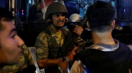 土耳其军事政变被挫败 士兵交出武器