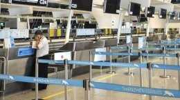 台风“妮妲”来袭 深圳机场140班出港航班被取消
